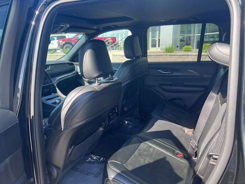 Used 2023 Jeep Grand Cherokee Altitude AWD/4WD image 12