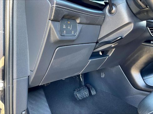 Used 2025 Volkswagen Atlas SE FWD image 30
