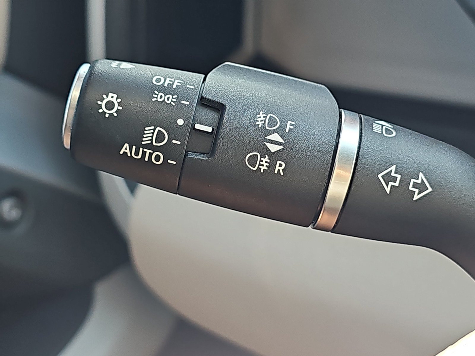 Used 2023 Land Rover Defender 90 X-Dynamic SE AWD/4WD image 31
