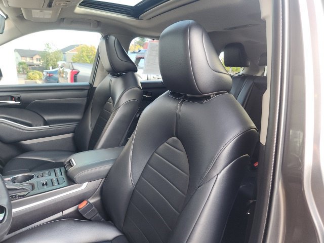 Used 2021 Toyota Highlander XLE AWD/4WD image 17
