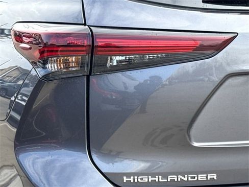 Used 2024 Toyota Highlander XLE image 6