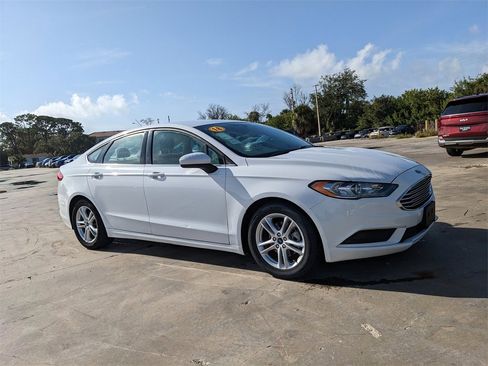 Used 2018 Ford Fusion SE w/ Fusion SE Technology Package image 2