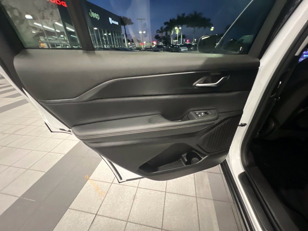 Certified 2023 Jeep Grand Cherokee L Laredo RWD image 28