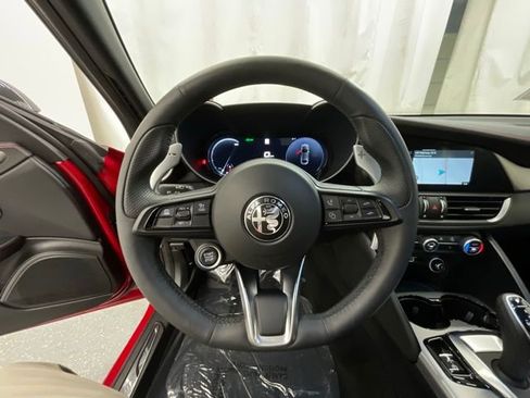 Used 2025 Alfa Romeo Giulia AWD image 11