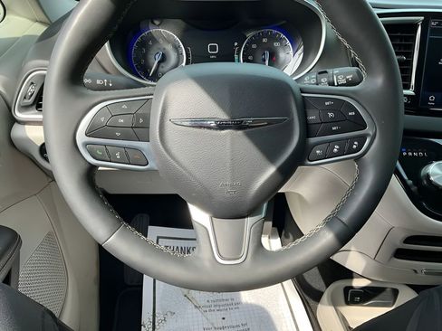Used 2024 Chrysler Pacifica Touring-L image 35