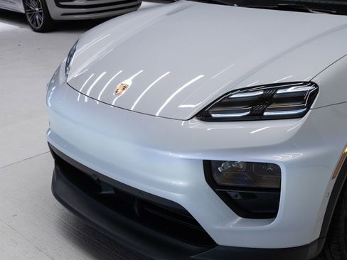 Certified 2025 Porsche Macan Electric image 31