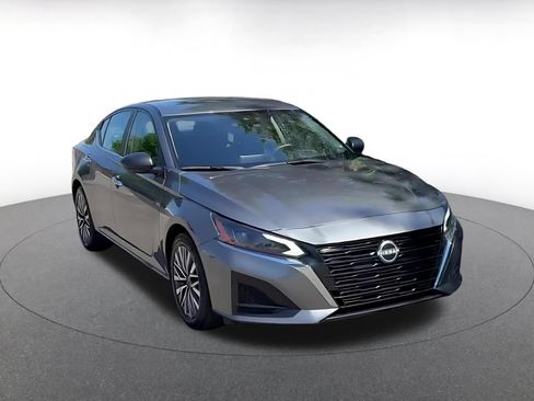 Used 2025 Nissan Altima 2.5 SV FWD image 3