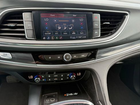 Used 2022 Buick Enclave Premium AWD/4WD image 34