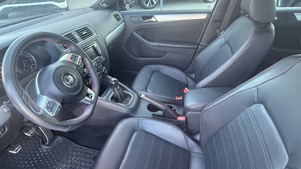 Used 2013 Volkswagen Jetta GLI FWD image 2