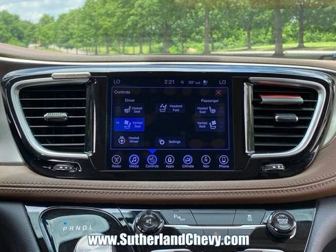 Used 2017 Chrysler Pacifica Limited FWD image 29
