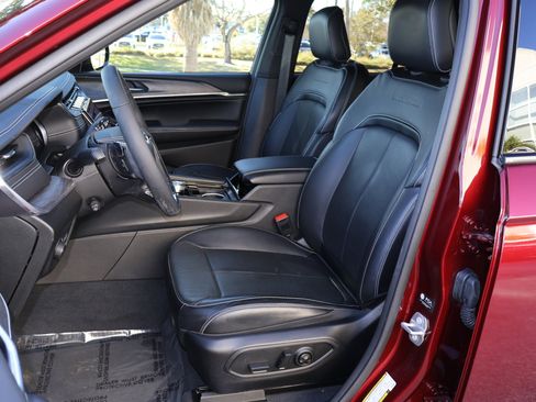 Used 2023 Jeep Grand Cherokee Overland image 2