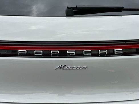 Certified 2024 Porsche Macan AWD/4WD image 31