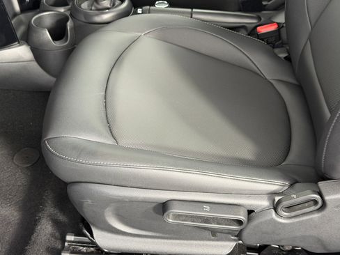 Used 2023 MINI Cooper 2-Door Hardtop image 13