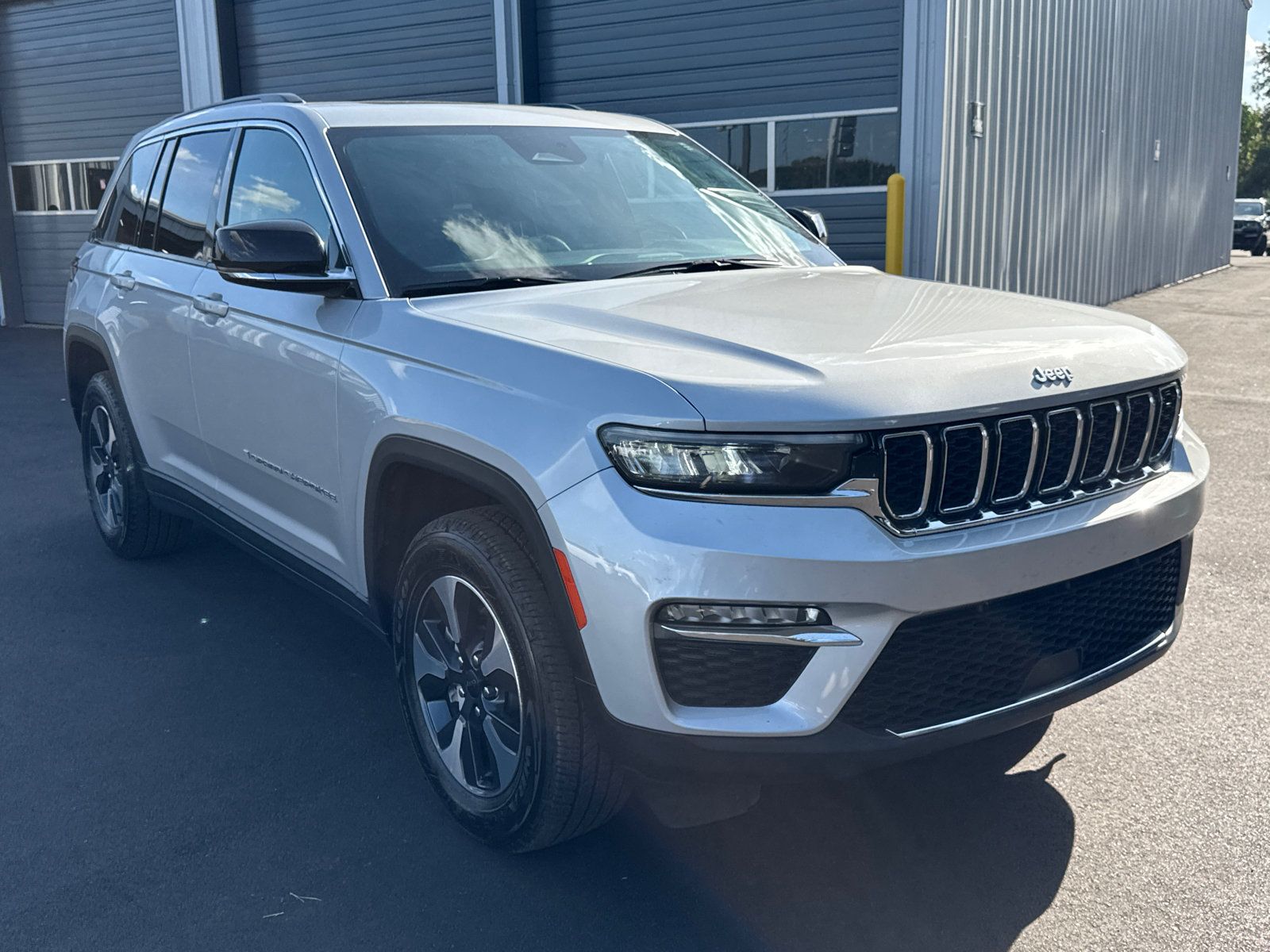Used 2024 Jeep Grand Cherokee Limited 4xe AWD/4WD image 3