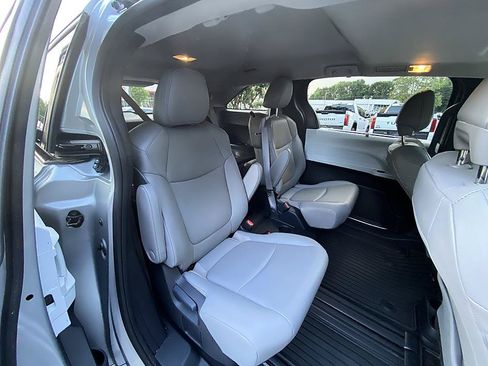 Used 2025 Toyota Sienna XLE FWD image 21