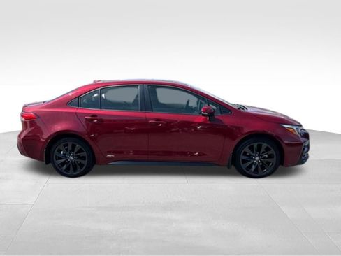 Certified 2025 Toyota Corolla SE w/ SE Premium Package AWD/4WD image 9