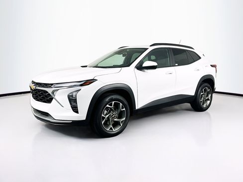 Used 2025 Chevrolet Trax LT w/ LT Convenience Package FWD image 3