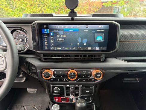 Used 2025 Jeep Gladiator Mojave w/ Convenience Group AWD/4WD image 20