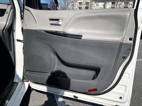 Used 2015 Toyota Sienna LE image 22