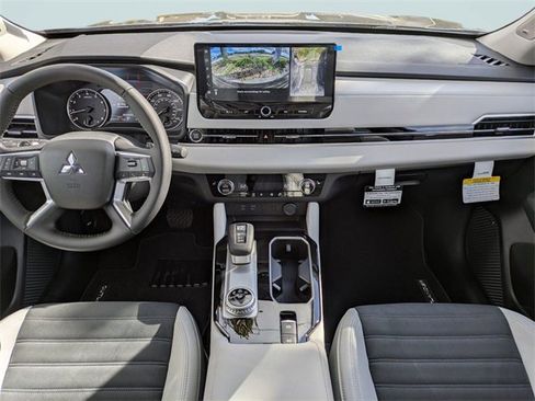 New 2025 Mitsubishi Outlander SE image 16
