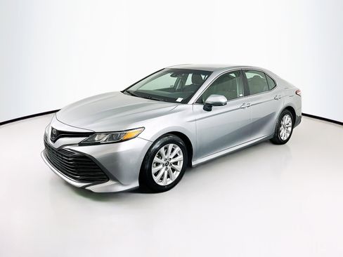 Used 2018 Toyota Camry LE image 3