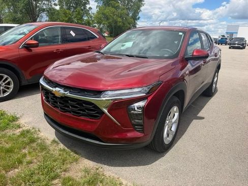 Used 2024 Chevrolet Trax LS w/ LS Convenience Package FWD image 3