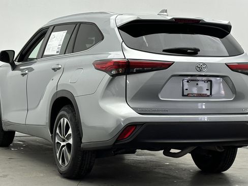 Used 2021 Toyota Highlander XLE image 6