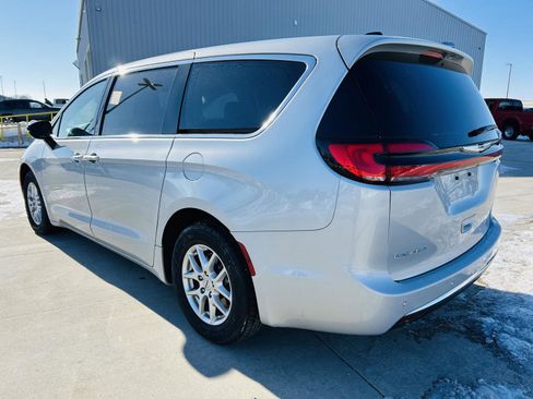 Used 2024 Chrysler Pacifica Touring-L image 37