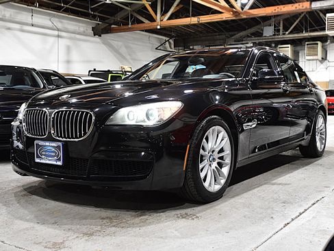 Used 2013 BMW 750i xDrive image 5