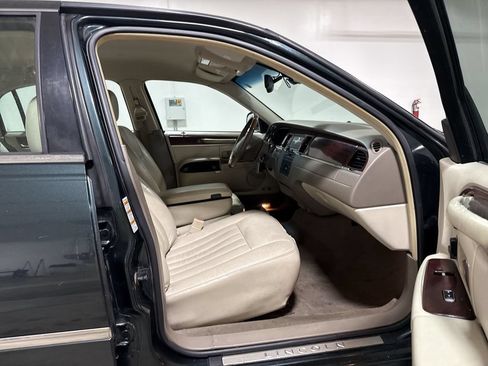 Used 2003 Lincoln Town Car Signature RWD image 20