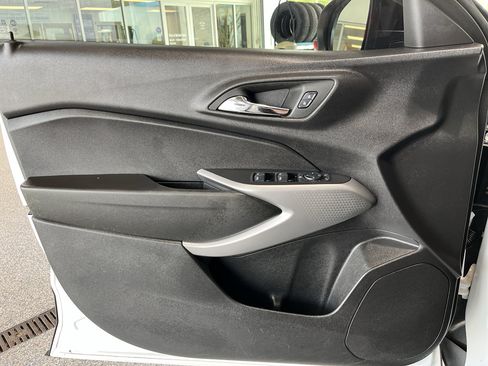 Used 2024 Chevrolet Trax RS w/ Sunroof Package image 23