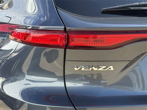 Used 2024 Toyota Venza LE image 6