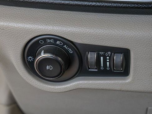 Used 2023 Chrysler Pacifica Touring-L FWD image 23