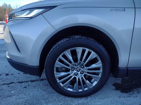 Used 2021 Toyota Venza XLE image 2