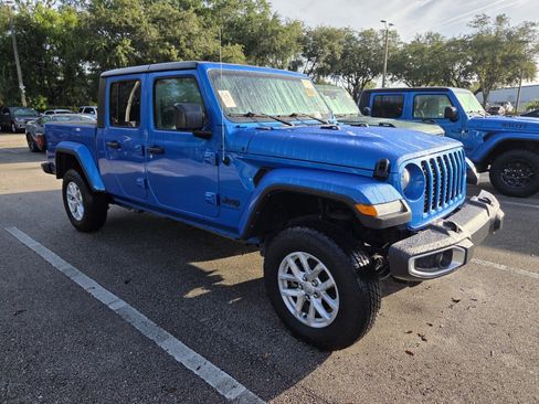Used 2023 Jeep Gladiator Sport AWD/4WD image 2