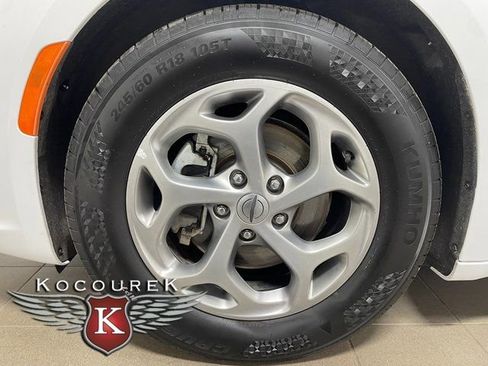 Used 2023 Chrysler Pacifica Limited FWD image 7