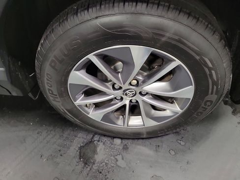 Used 2018 Toyota RAV4 LE image 10