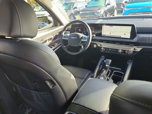 Certified 2023 Kia Telluride EX w/ EX Captain's Chair Package image 13