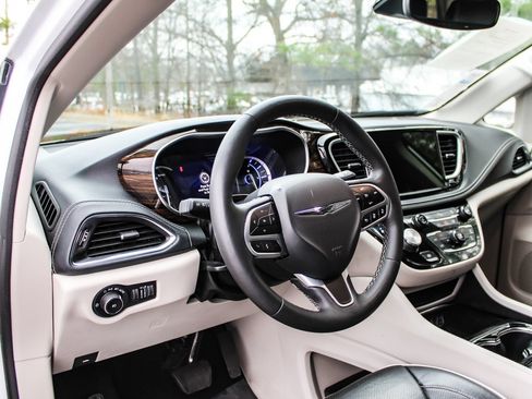 Used 2023 Chrysler Pacifica Limited FWD image 21