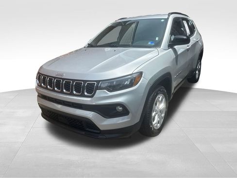 Used 2024 Jeep Compass Latitude AWD/4WD image 2