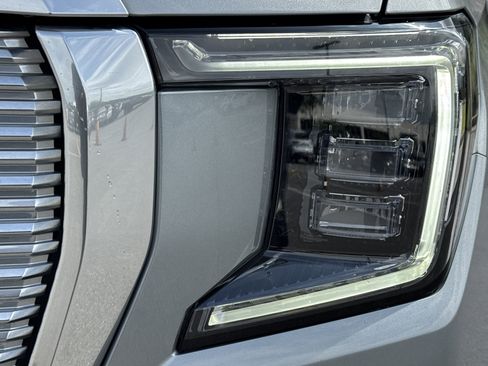 Used 2024 GMC Yukon XL Denali w/ Denali Reserve Package AWD/4WD image 5