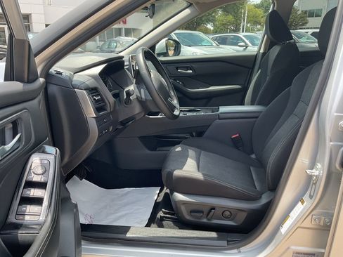 Used 2025 Nissan Rogue SV FWD image 8