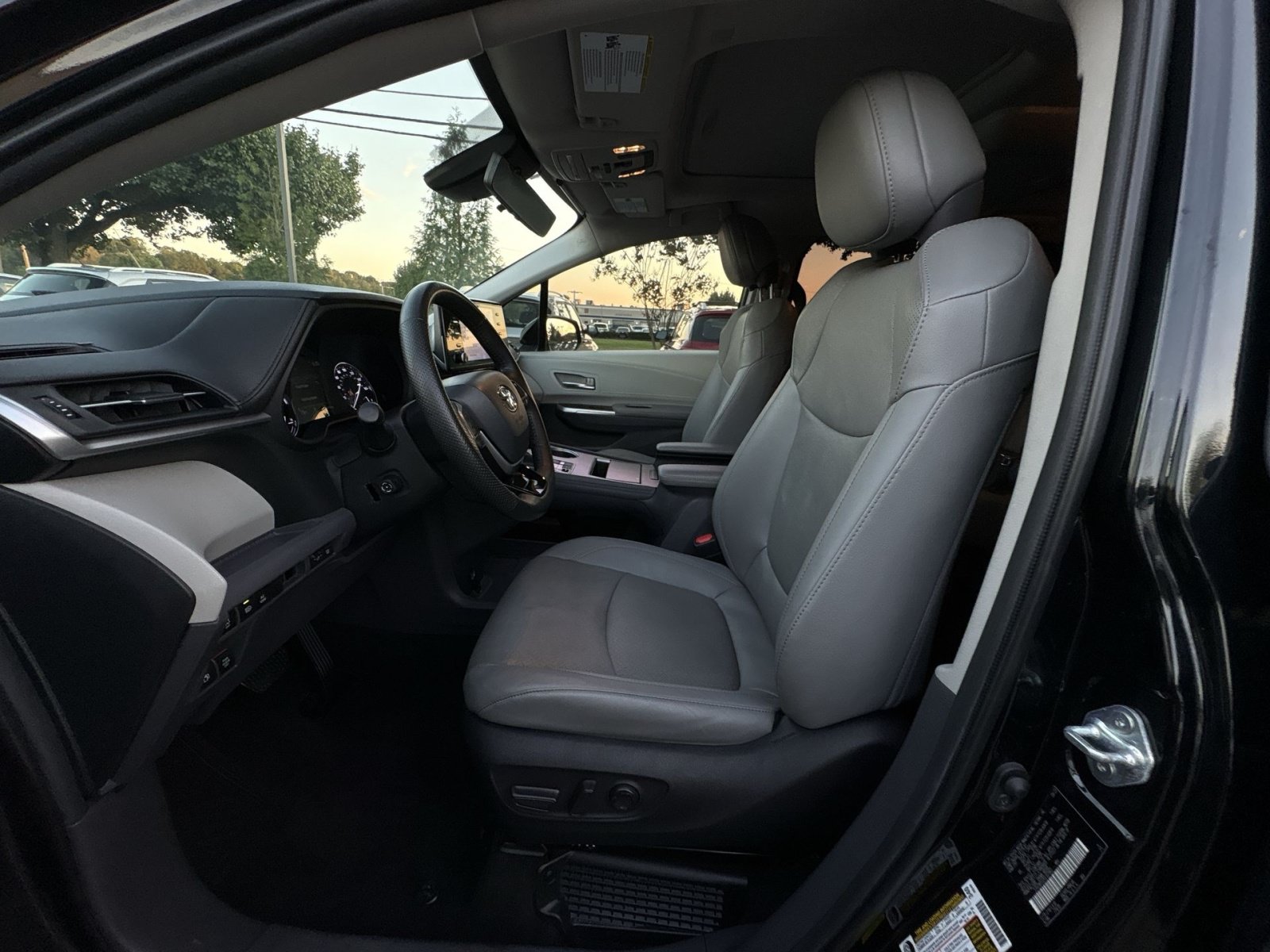 Used 2023 Toyota Sienna Limited AWD/4WD image 13