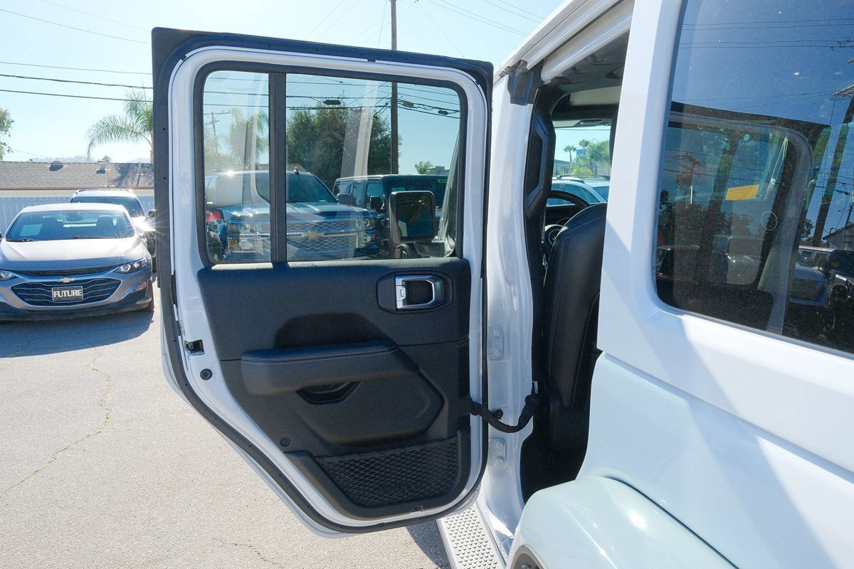 Used 2022 Jeep Wrangler Unlimited Sahara w/ Cold Weather Group AWD/4WD image 32