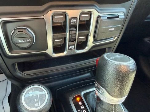 Used 2021 Jeep Gladiator Overland w/ Trailer Tow Package AWD/4WD image 37