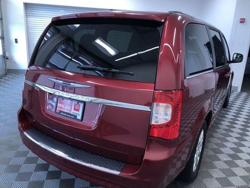 Used 2015 Chrysler Town & Country Touring FWD image 34