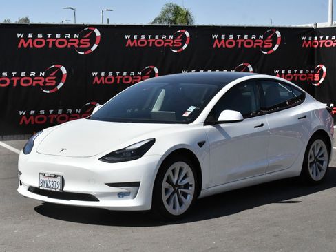 Used 2021 Tesla Model 3 Standard Range Plus RWD image 3