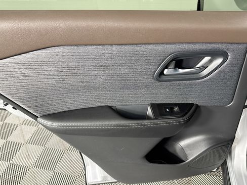 Used 2022 Nissan Rogue SV FWD image 25
