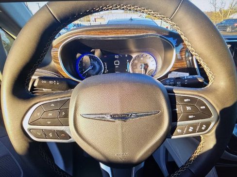Used 2023 Chrysler Pacifica Limited image 13