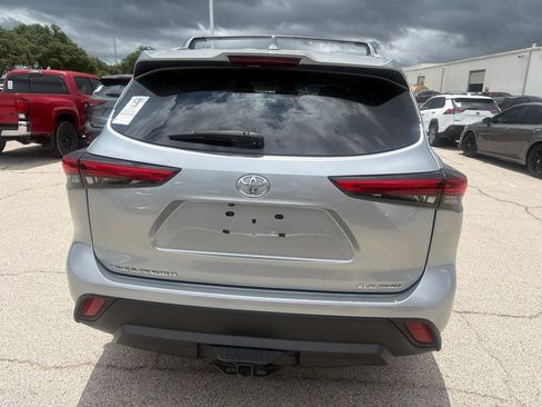 Used 2022 Toyota Highlander XLE AWD/4WD image 5